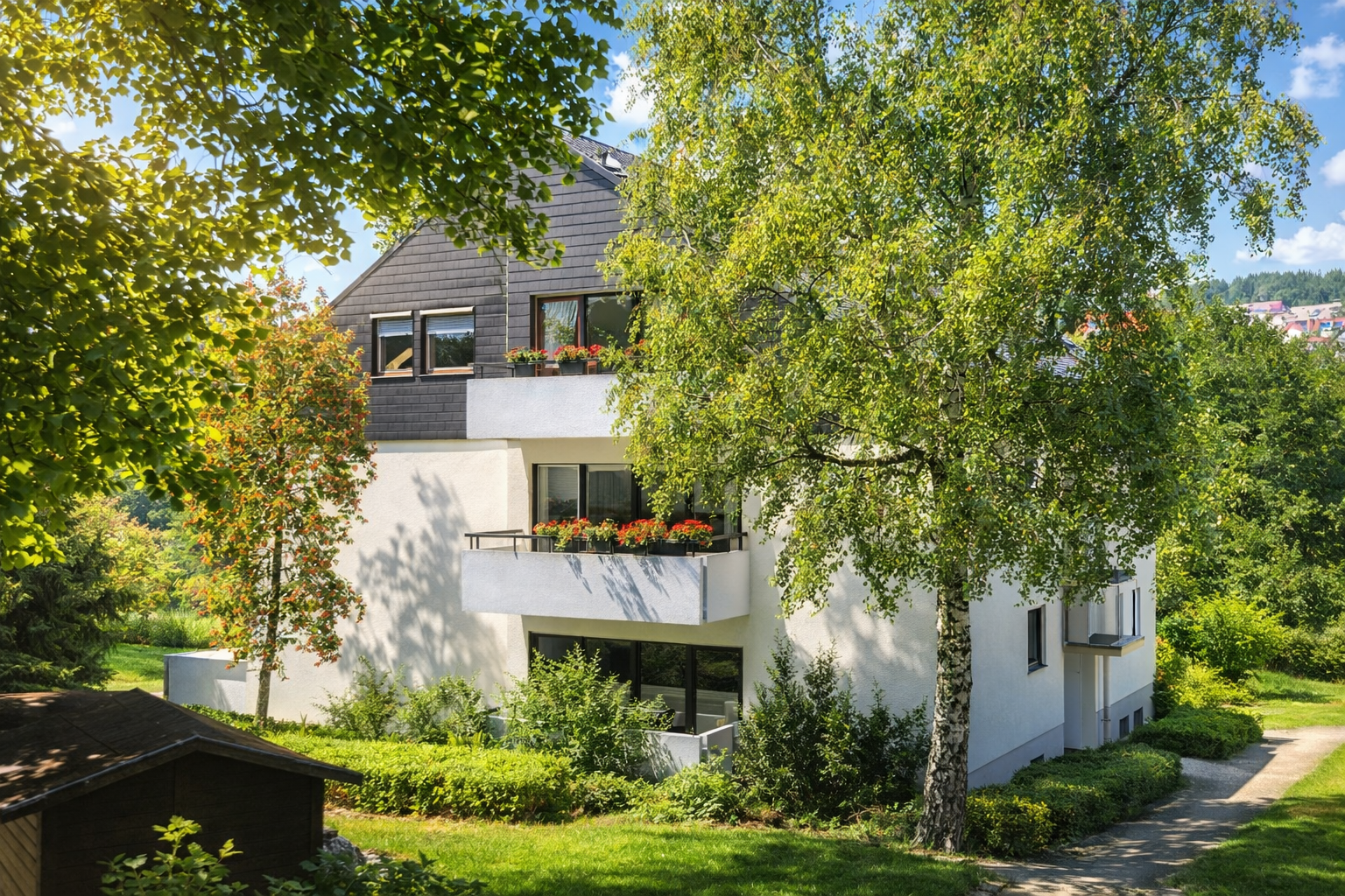 unser Gebäudekomplex, im hinteren Bereich der Anlage, mit Gartenblick & Natur pur